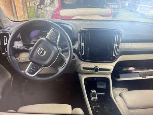 Onyx Black Metallic 2023 Volvo XC40 B5 Plus Dark Theme