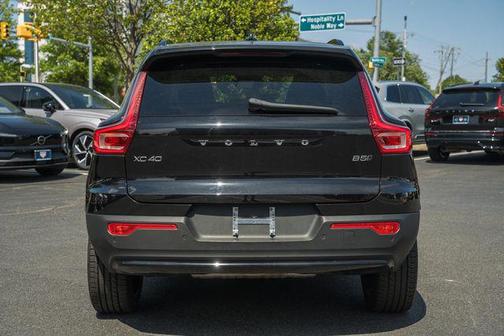 Onyx Black Metallic 2023 Volvo XC40 B5 Plus Dark Theme