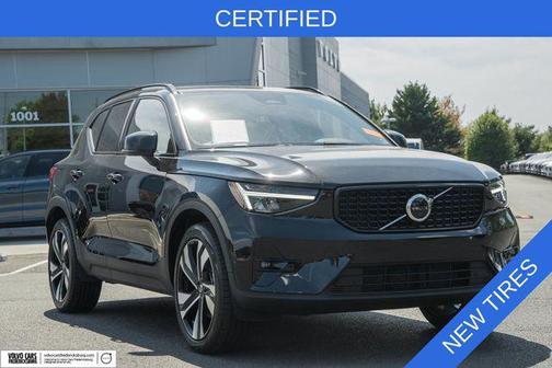 Onyx Black Metallic 2023 Volvo XC40 B5 Plus Dark Theme