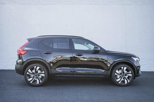 2025 Volvo XC40 B5 Ultra Dark Theme