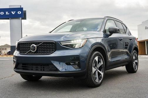 2026 Volvo XC40 Plus, B5 AWD Gas (mild hybrid), Dark