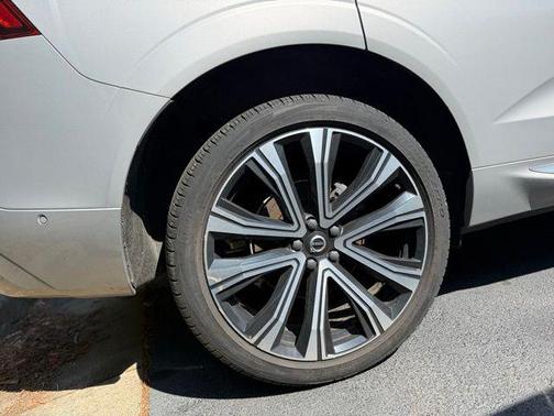 Silver Dawn Metallic 2023 Volvo XC60 B5 Ultimate Bright Theme