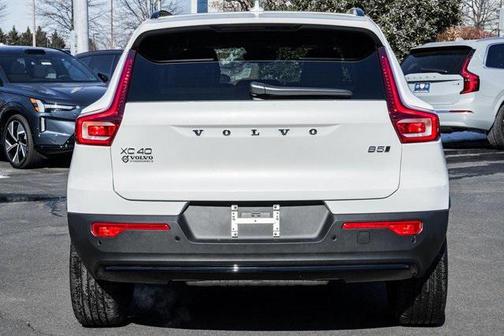 2026 Volvo XC40 Plus, B5 AWD Gas (mild hybrid), Dark