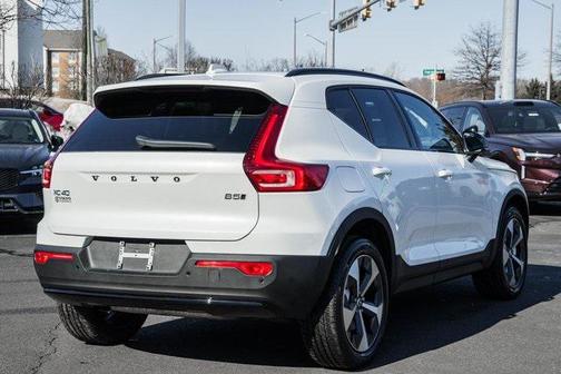 2026 Volvo XC40 Plus, B5 AWD Gas (mild hybrid), Dark