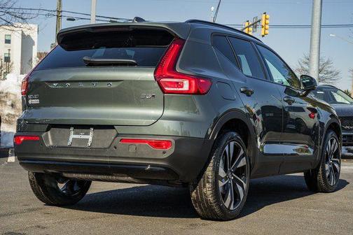 2026 Volvo XC40 Ultra, B5 AWD Gas (mild hybrid), Dark