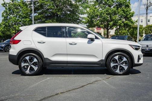 2025 Volvo XC40 B5 Plus Bright Theme