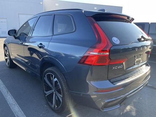 2024 Volvo XC60 B5 Ultimate Dark Theme