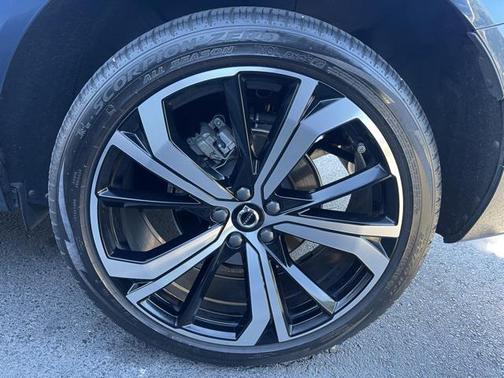 2024 Volvo XC60 B5 Ultimate Dark Theme