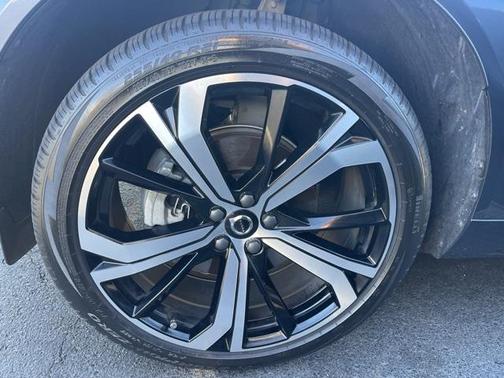 2024 Volvo XC60 B5 Ultimate Dark Theme