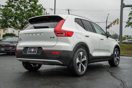 2025 Volvo XC40 B5 Core Bright Theme