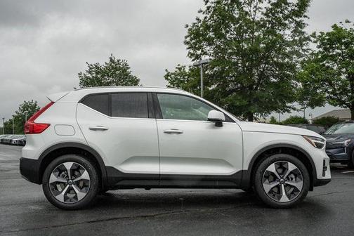 2025 Volvo XC40 B5 Core Bright Theme