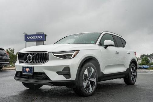 2025 Volvo XC40 B5 Core Bright Theme