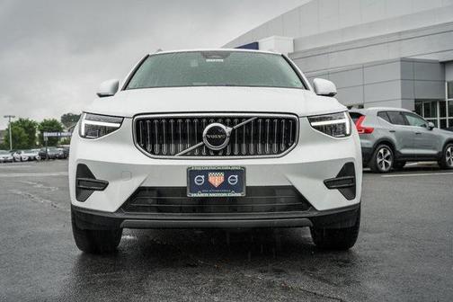 2025 Volvo XC40 B5 Core Bright Theme