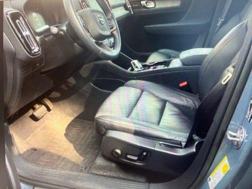 2023 Volvo XC40 B5 Ultimate Bright Theme