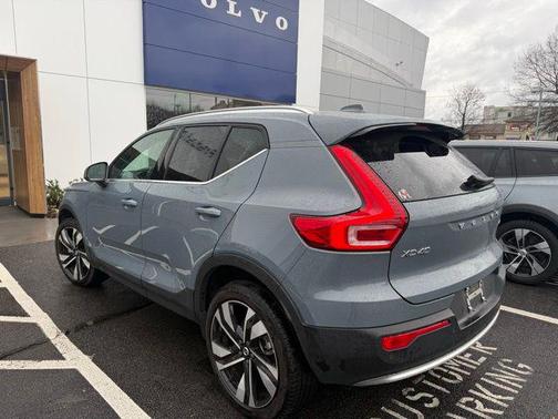 2023 Volvo XC40 B5 Ultimate Bright Theme