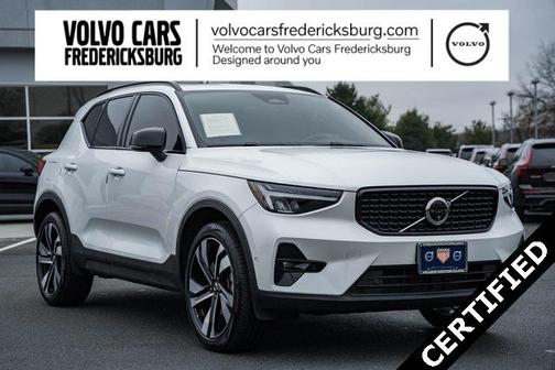 2024 Volvo XC40 B5 Plus Dark Theme