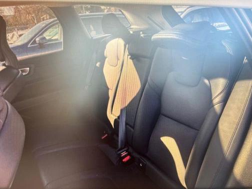 Onyx Black Metallic 2024 Volvo XC60 B5 Plus Dark Theme