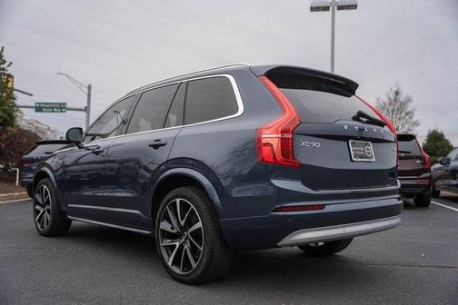 2022 Volvo XC90 T6 Momentum