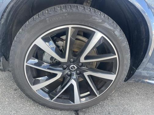 2022 Volvo XC90 T6 Momentum