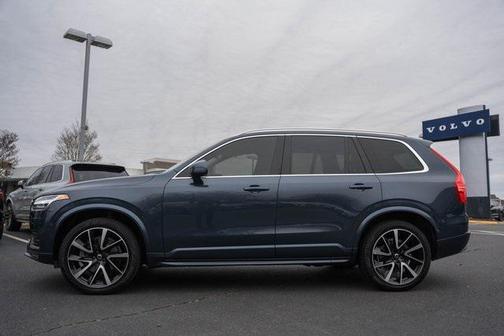 2022 Volvo XC90 T6 Momentum