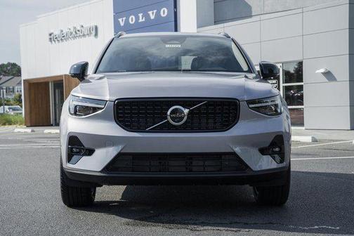2026 Volvo XC40 Plus, B5 AWD Gas (mild hybrid), Dark