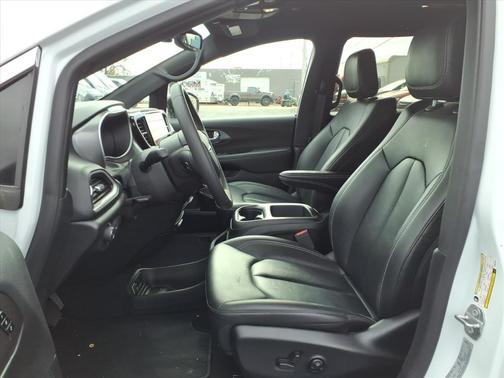 2025 Chrysler Pacifica L