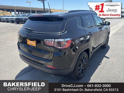 Diamond Black Crystal Pearlcoat 2022 Jeep Compass Latitude