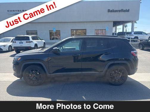 Diamond Black Crystal Pearlcoat 2022 Jeep Compass Latitude