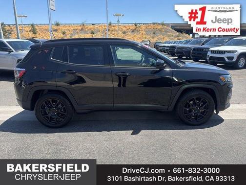 Diamond Black Crystal Pearlcoat 2022 Jeep Compass Latitude