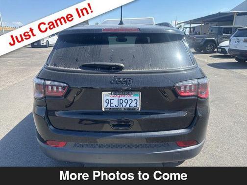 Diamond Black Crystal Pearlcoat 2022 Jeep Compass Latitude