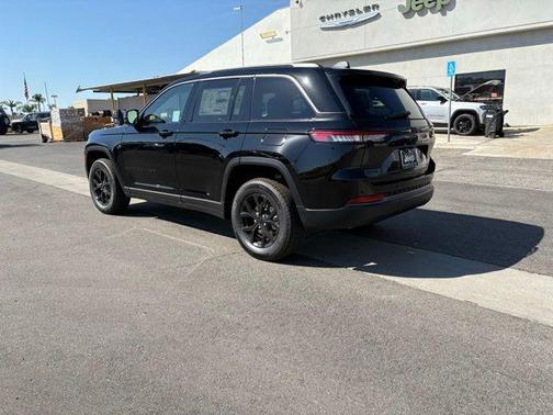 Diamond Black Crystal Pearl-Coat Exterior Paint 2026 Jeep Grand Cherokee Altitude