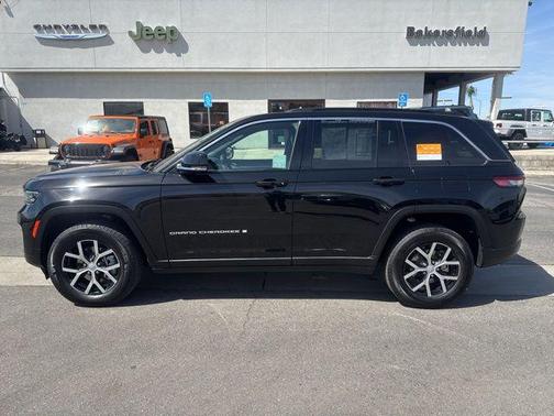 Diamond Black Crystal Pearlcoat 2024 Jeep Grand Cherokee Limited