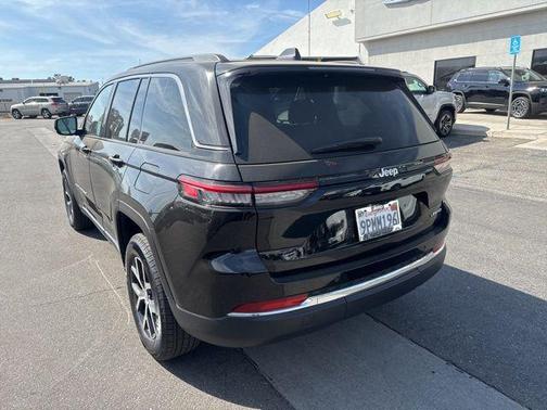 Diamond Black Crystal Pearlcoat 2024 Jeep Grand Cherokee Limited