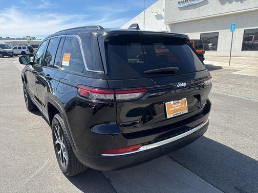 Diamond Black Crystal Pearlcoat 2024 Jeep Grand Cherokee Limited