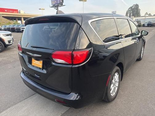 2023 Chrysler Voyager LX