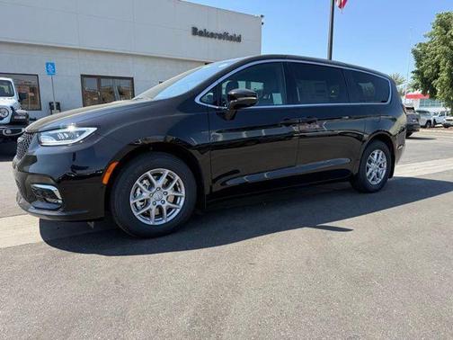 Diamond Black Crystal Pearl-Coat Exterior Paint 2026 Chrysler Pacifica L