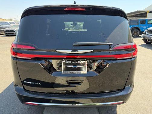 Diamond Black Crystal Pearl-Coat Exterior Paint 2026 Chrysler Pacifica L