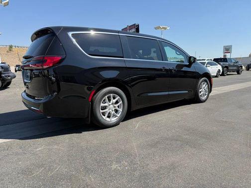 Diamond Black Crystal Pearl-Coat Exterior Paint 2026 Chrysler Pacifica L