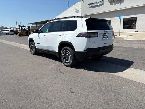 Bright White Clear-Coat Exterior Paint 2026 Jeep Cherokee Laredo 4x4