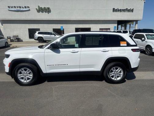 Bright White Clearcoat 2023 Jeep Grand Cherokee Laredo