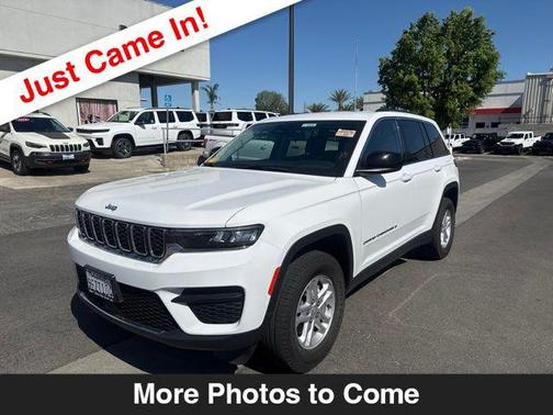 Bright White Clearcoat 2023 Jeep Grand Cherokee Laredo