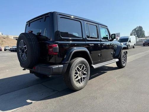 2025 Jeep Wrangler 4-Door Sahara 4x4