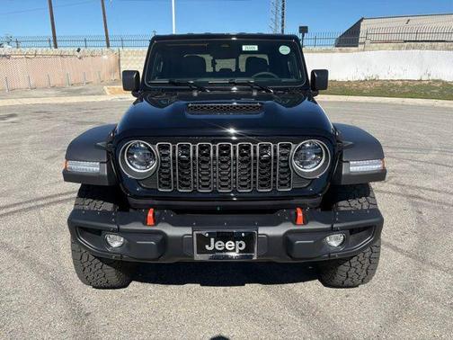 Black Clear-Coat Exterior Paint 2026 Jeep Gladiator Mojave 4x4