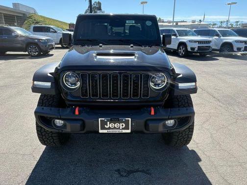 Black Clear-Coat Exterior Paint 2026 Jeep Gladiator Mojave 4x4