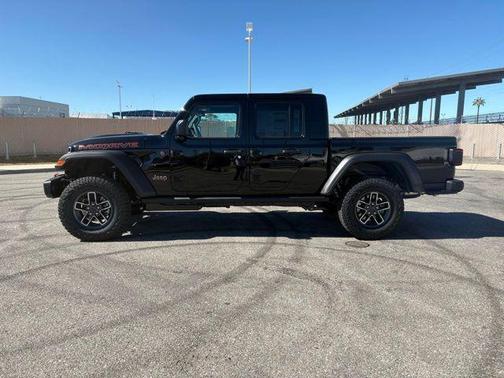 Black Clear-Coat Exterior Paint 2026 Jeep Gladiator Mojave 4x4