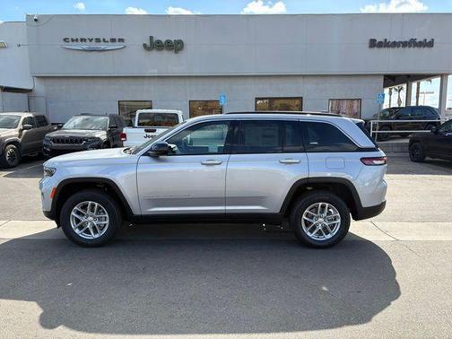 Silver Zynith Exterior Paint 2026 Jeep Grand Cherokee Laredo