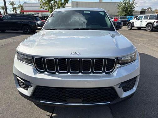 Silver Zynith Exterior Paint 2026 Jeep Grand Cherokee Laredo