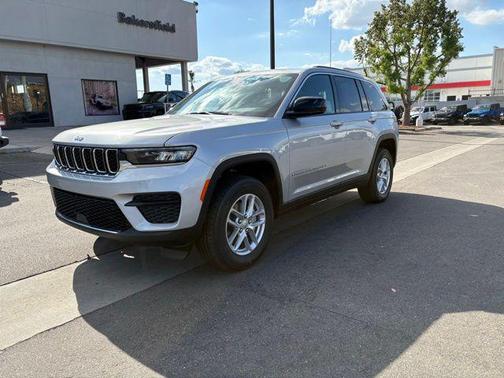Silver Zynith Exterior Paint 2026 Jeep Grand Cherokee Laredo