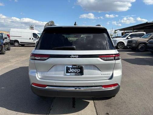 Silver Zynith Exterior Paint 2026 Jeep Grand Cherokee Laredo