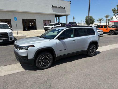 Silver Zynith Clear-Coat Exterior Paint 2026 Jeep Cherokee Laredo 4x4